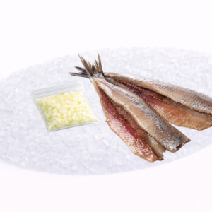 Twee gerookte visfilets met een schijfje citroen op een wit bord.